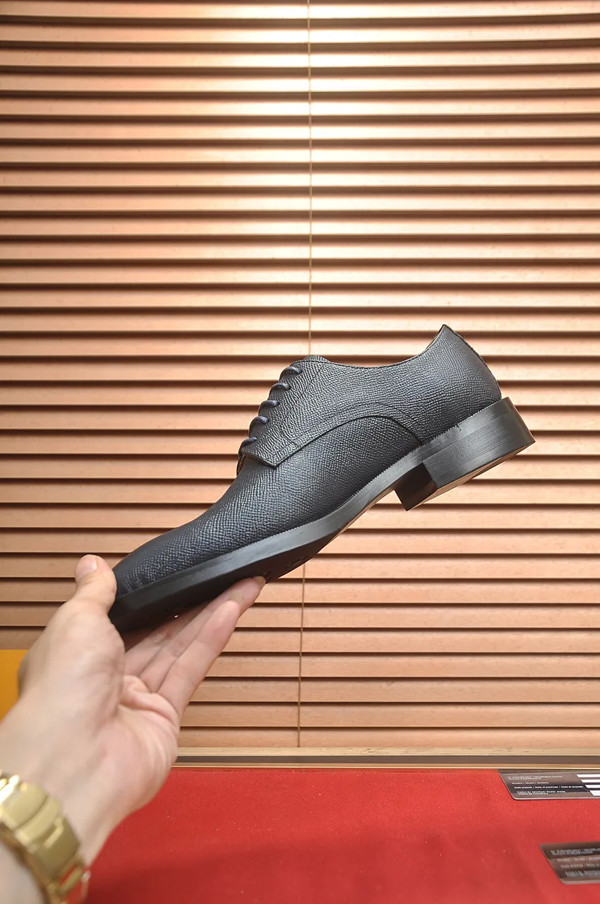 Men's men's shoes 💰500💶 [LV] (original single cowhide lining) 🍀LV's latest genuine leather business suit shoes are launched simultaneously on the official website. The first-layer cowhide imported from Italy is made of heavy gold, 💥official website 1:1 rubber outsole. Versatile to wear, high-end without losing class, and the color combination is extraordinary. This four-season style is alluring when worn on your feet, showing off your big-name flair. Standard code 38-45 (45 customized)